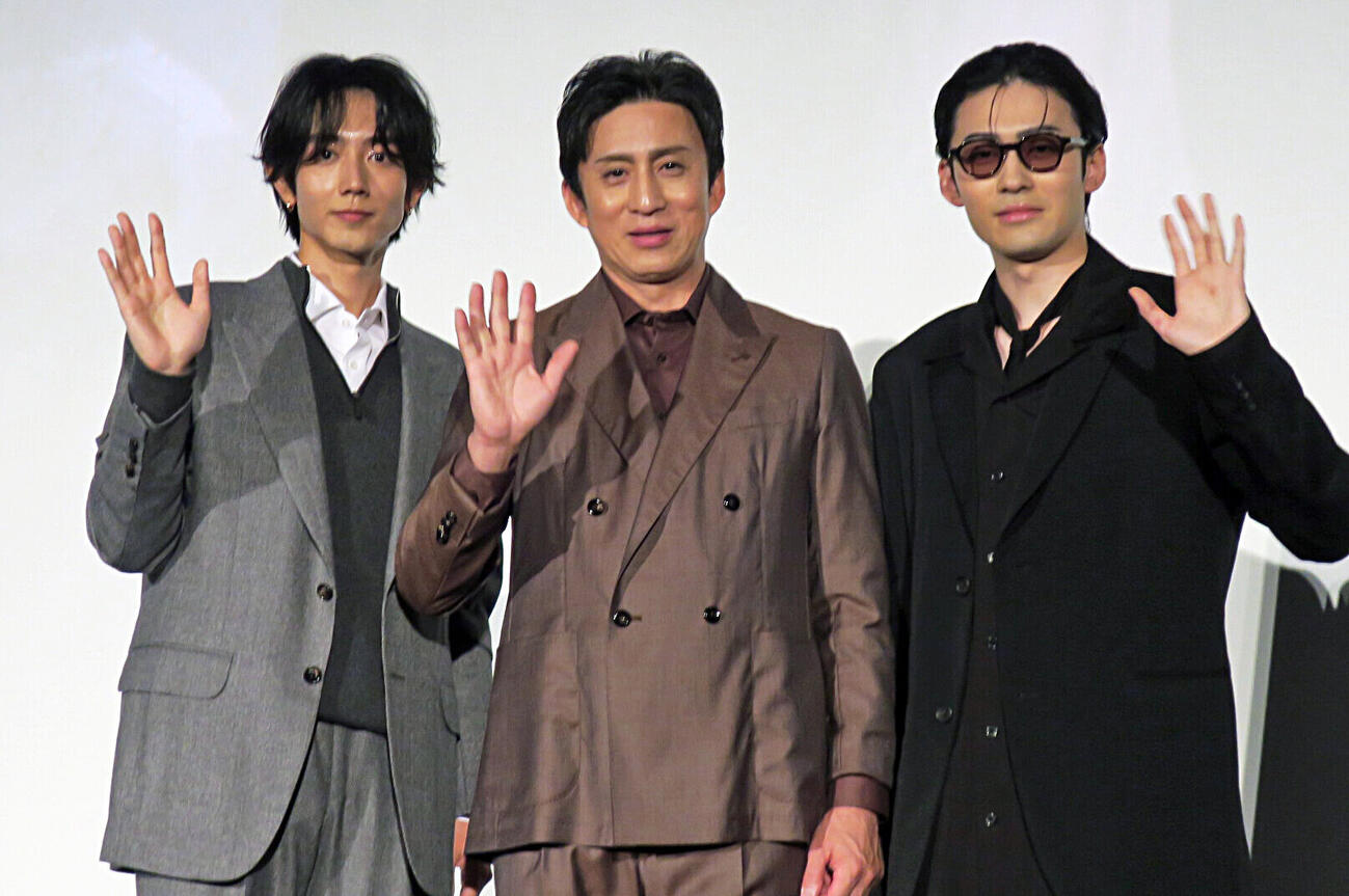 特別先行上映記念！「鬼平犯科帳　本所の銕／密告」前夜祭舞台あいさつで笑顔を見せる、左から駒木根葵汰、松本幸四郎、市川染五郎
