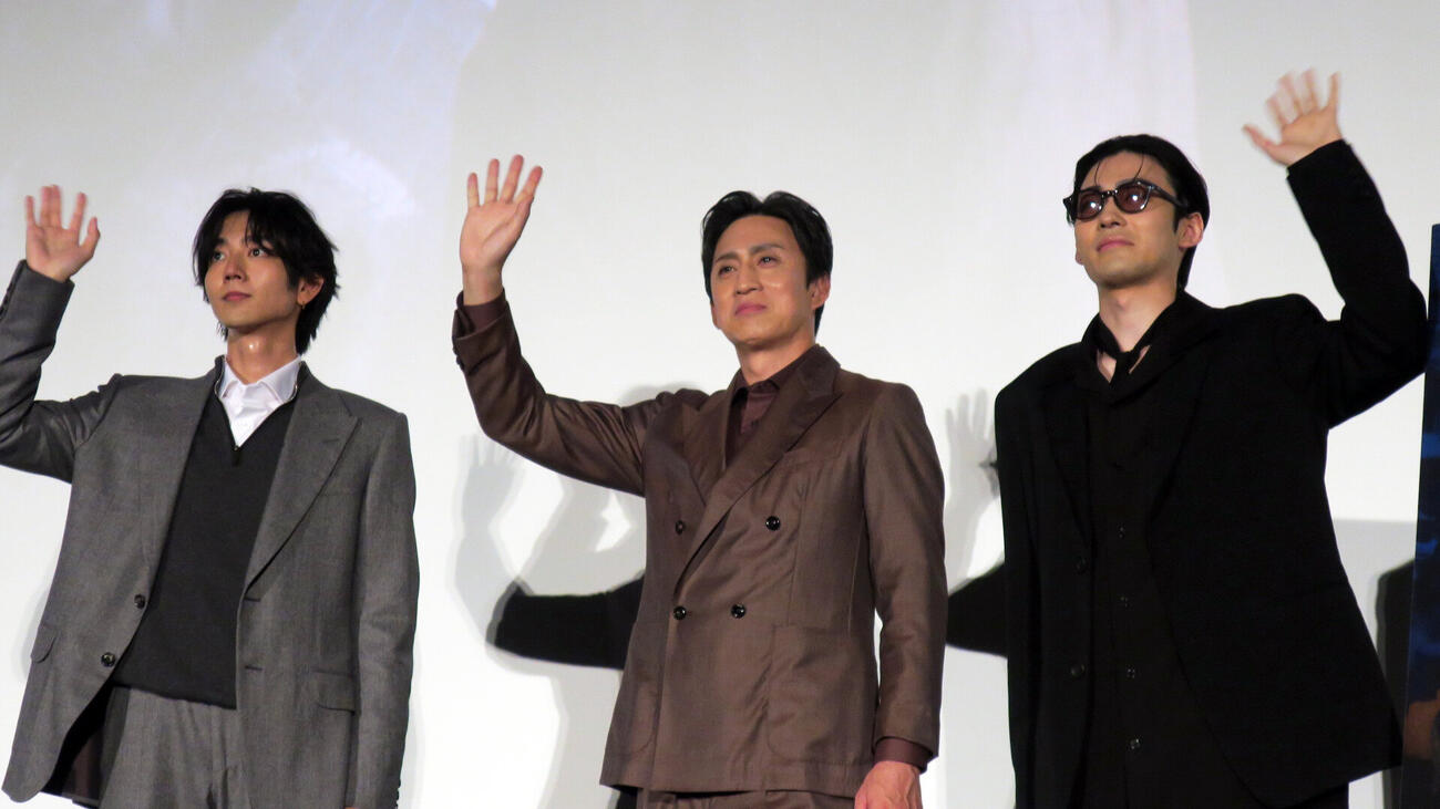 特別先行上映記念！「鬼平犯科帳　本所の銕／密告」前夜祭舞台あいさつで。左から、駒木根葵汰、松本幸四郎、市川染五郎