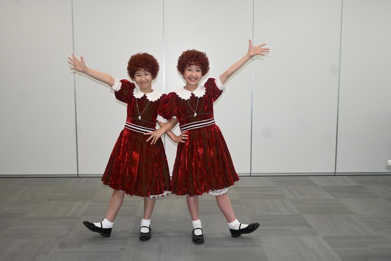 大阪市内で取材の応じたアニー役の下山夏永（左）牧田花（撮影・松浦隆司）
