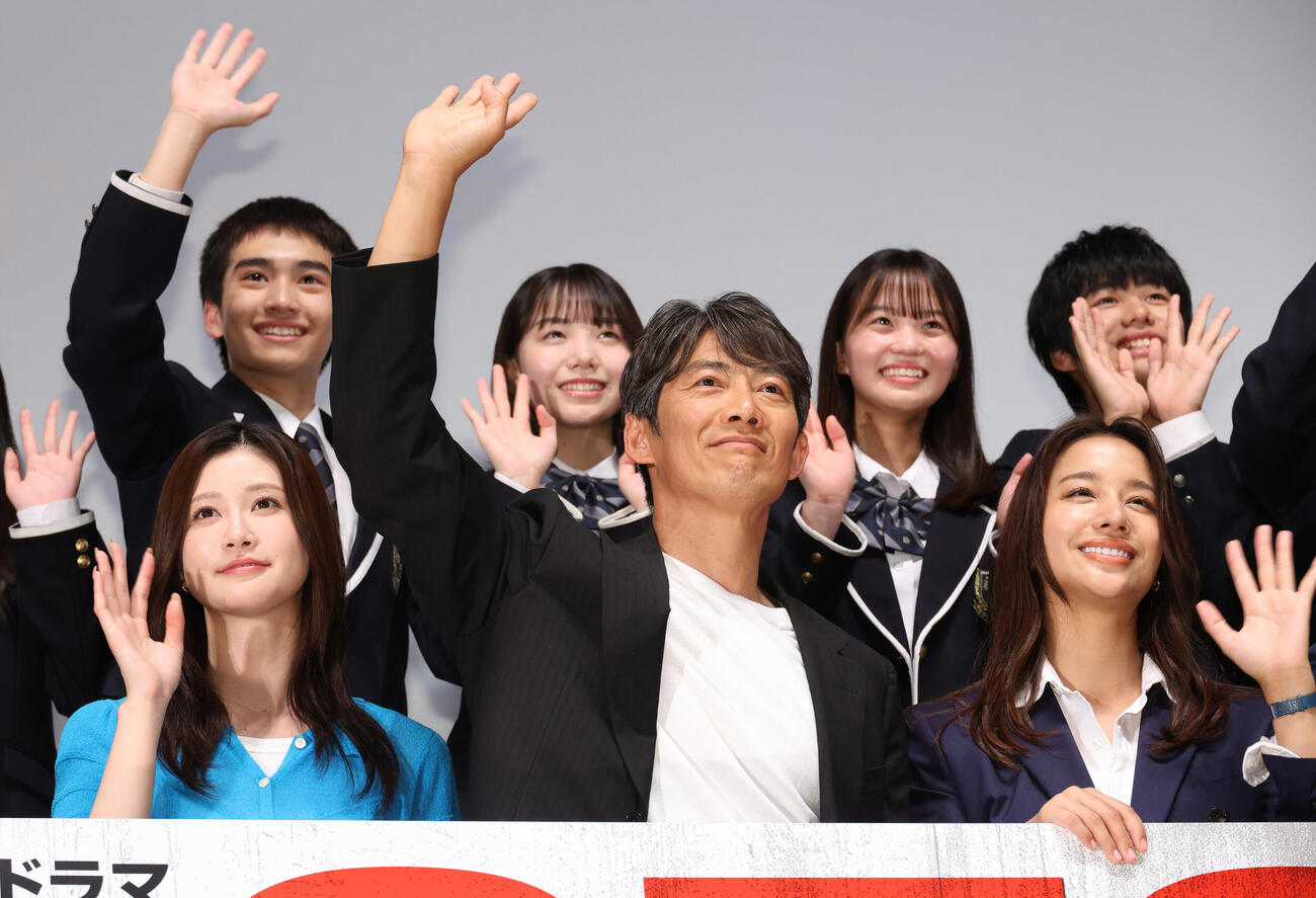 ドラマ「GTO」試写会・制作発表会見を行った、左から生見愛瑠、反町隆史、高橋メアリージュン（撮影・中島郁夫）