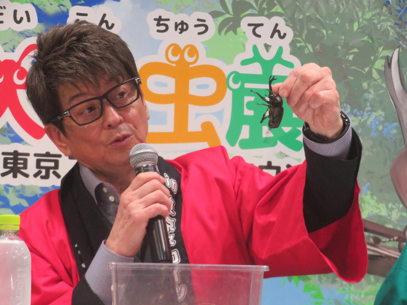 カブトムシの触り方を実演する哀川翔（撮影・川田和博）