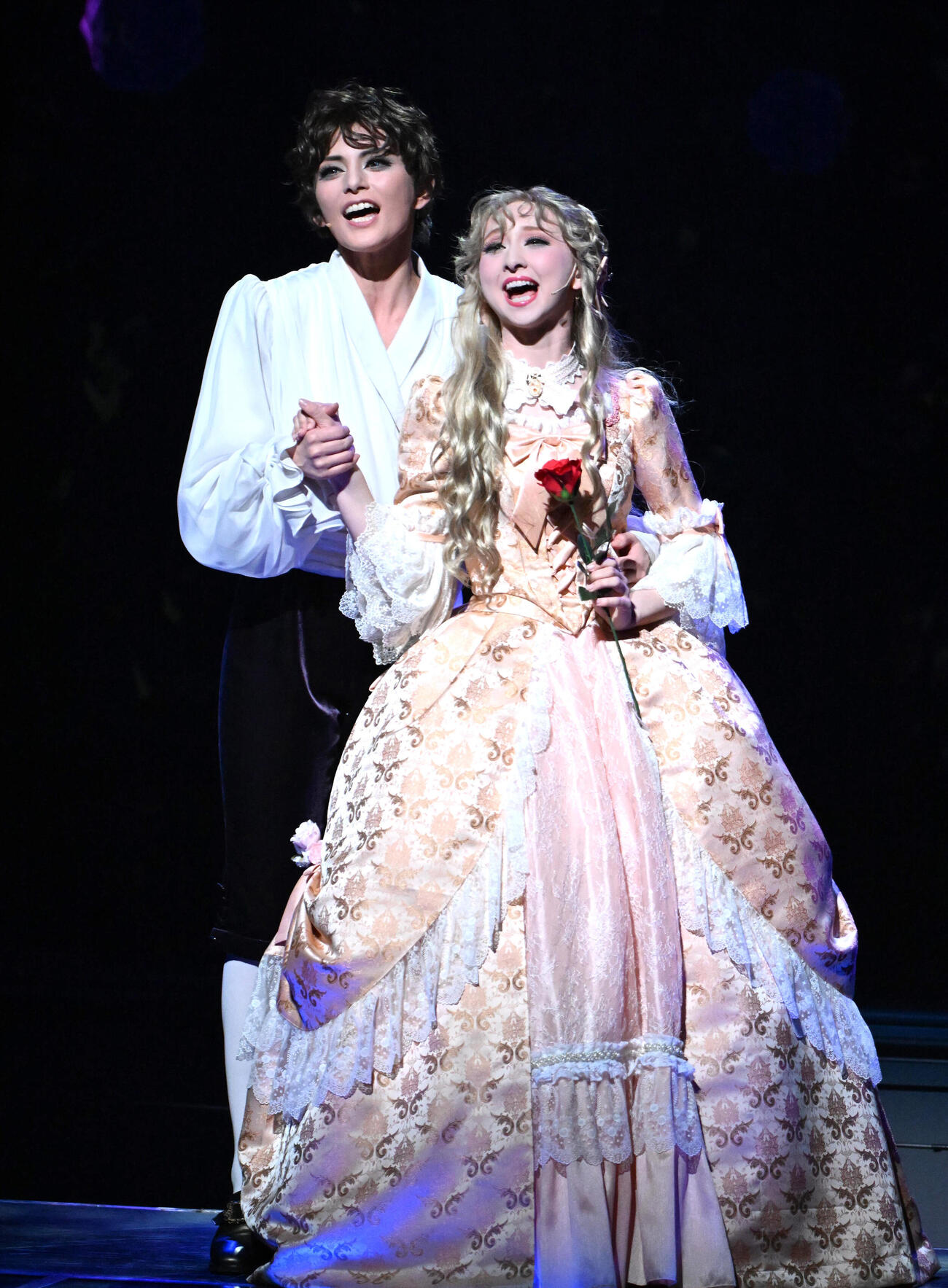 雪組大劇場公演「ポーの一族」でエドガーを演じるトップ朝美絢（左）とメリーベルを演じるトップ娘役音彩唯（撮影・石井愛子）
