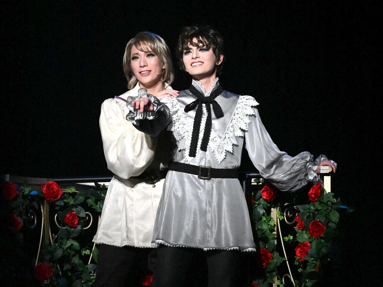 雪組大劇場公演「ポーの一族」でエドガーを演じるトップ朝美絢（右）とアランを演じる縣千（撮影・石井愛子）