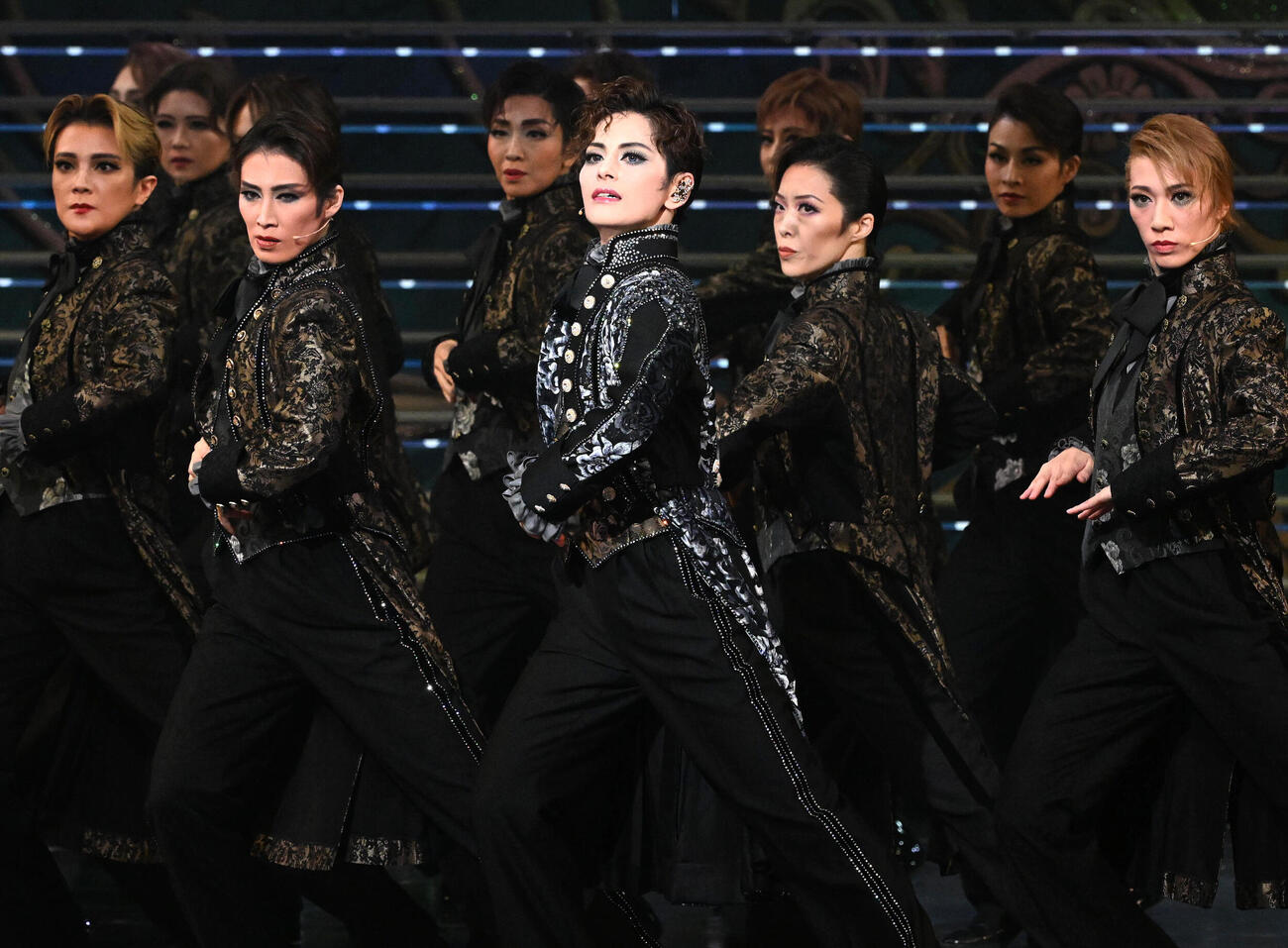 雪組大劇場公演「ポーの一族」で男役を引き連れて踊るトップ朝美絢（撮影・石井愛子）