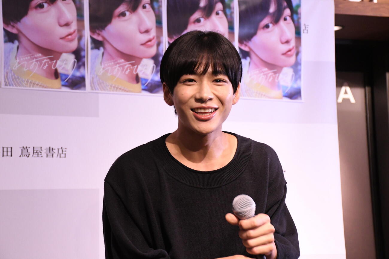 ファースト写真集「れおなびより」発売記念イベントに出席したカンテレの秦令欧奈アナウンサー（撮影・阪口孝志）