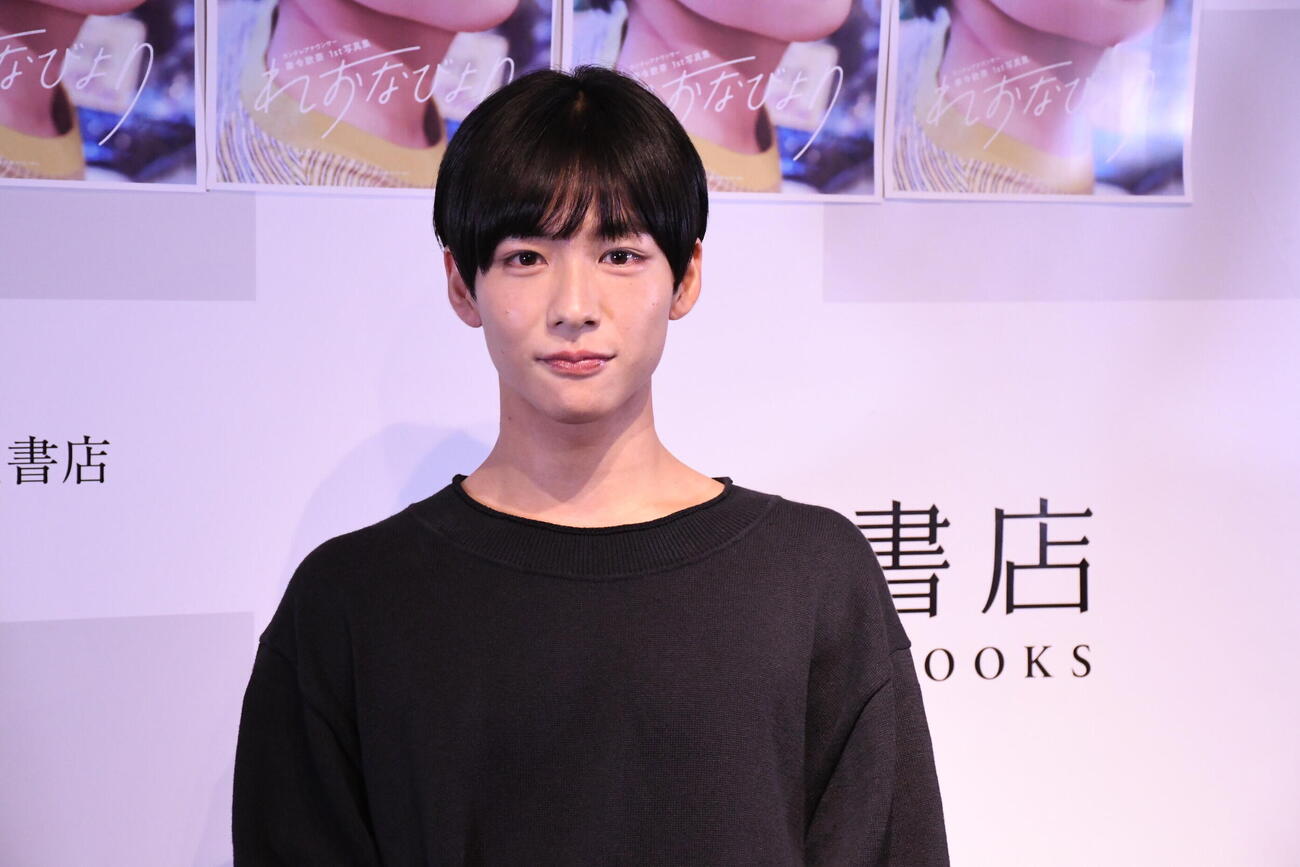 ファースト写真集「れおなびより」発売記念イベントに出席したカンテレの秦令欧奈アナウンサー（撮影・阪口孝志）