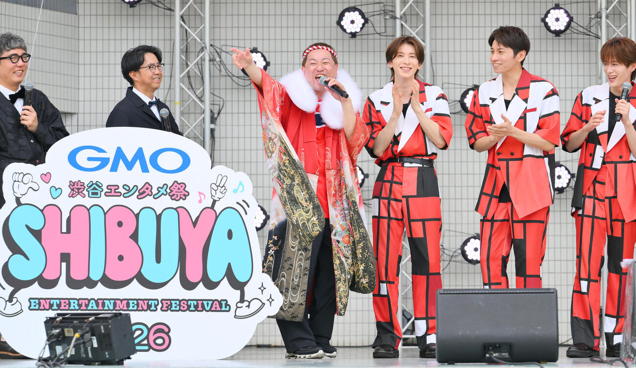 GMO渋谷エンタメ祭2026オープニングセレモニーで歌うレイザーラモンRG（左から3人目）（撮影・滝沢徹郎）