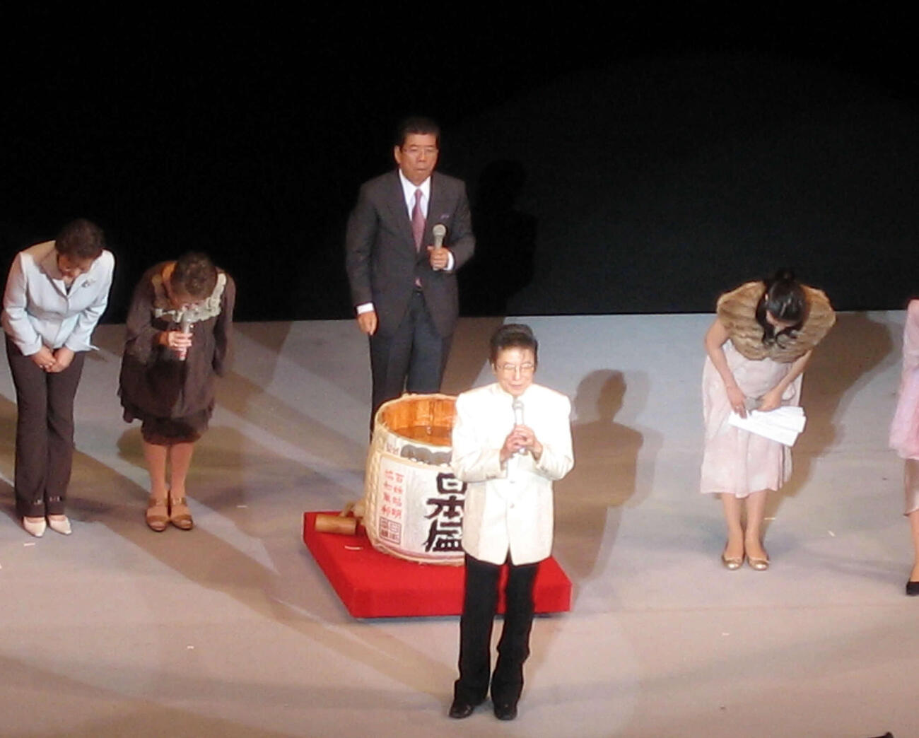 08年、「ありがとう浜村淳です」の35周年イベントであいさつする浜村淳と駆け付けた西川きよし