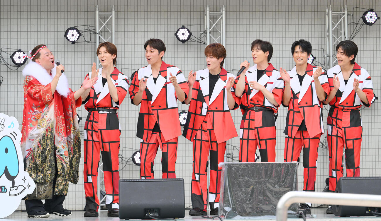 GMO渋谷エンタメ祭2026オープニングセレモニーで歌うレイザーラモンRG（左）とSHOW－WA（撮影・滝沢徹郎）