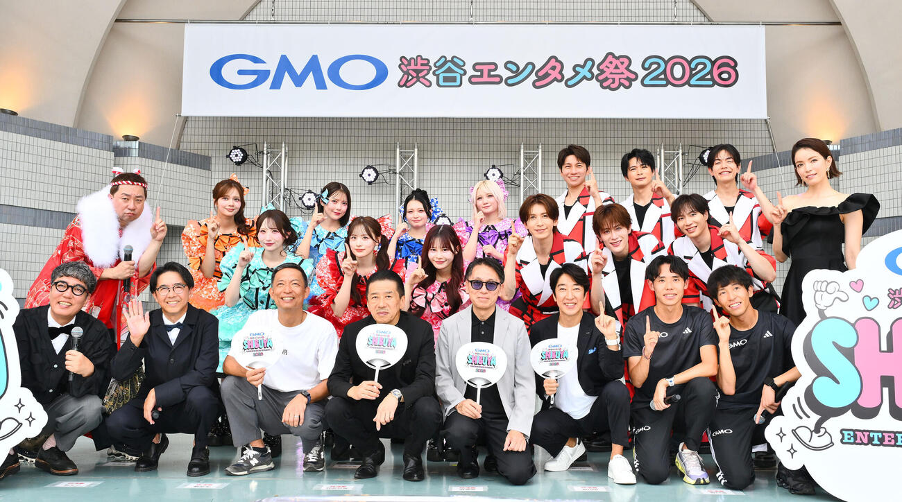 GMO渋谷エンタメ祭2026オープニングセレモニーで記念撮影するおぎやはぎ（前列左）ら。後列左からレイザーラモンRG、CANDYTUNE、SHOW－WA、知念里奈（撮影・滝沢徹郎）