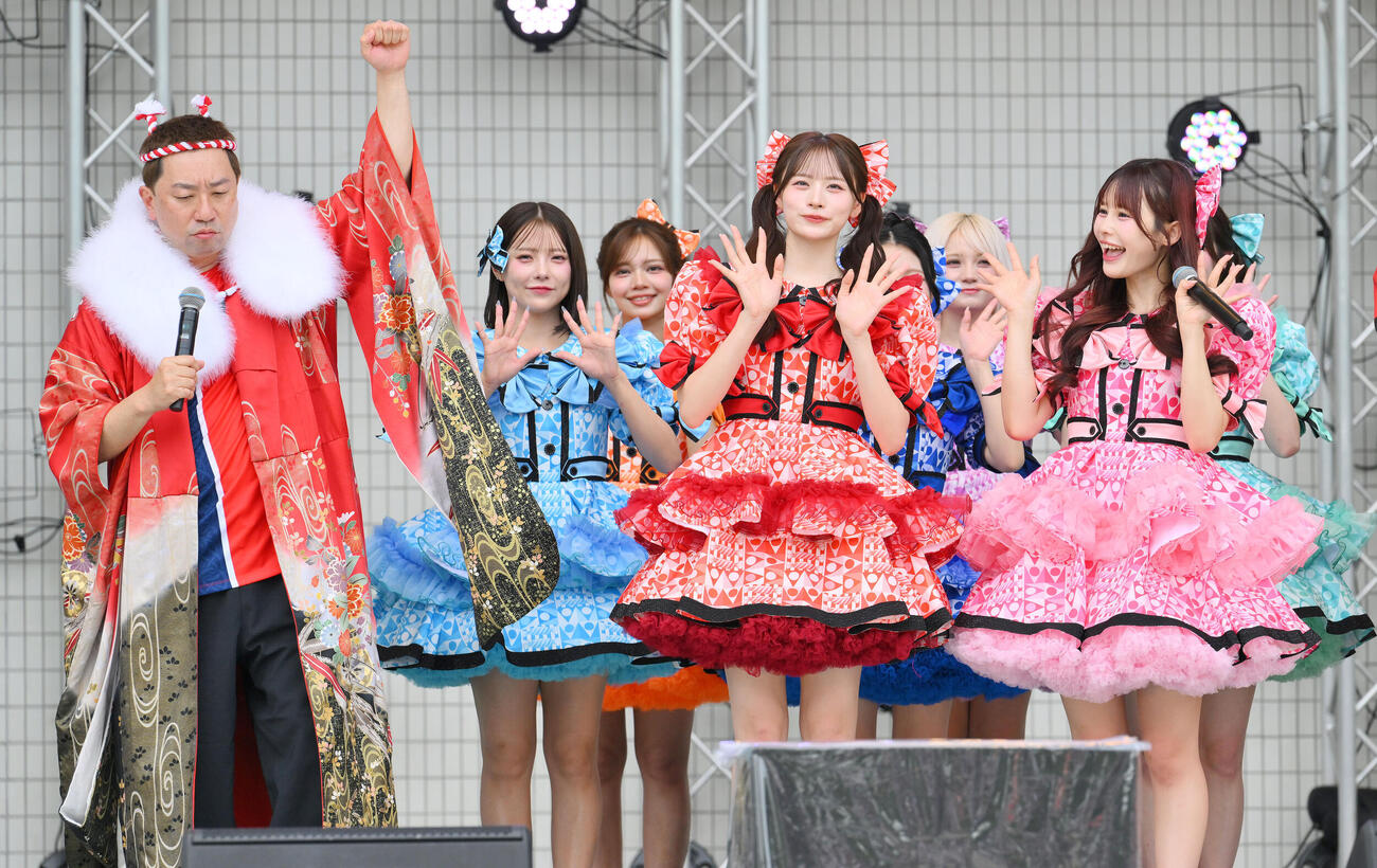 GMO渋谷エンタメ祭2026オープニングセレモニーに臨むレイザーラモンRG（左）とCANDY TUNE（撮影・滝沢徹郎）