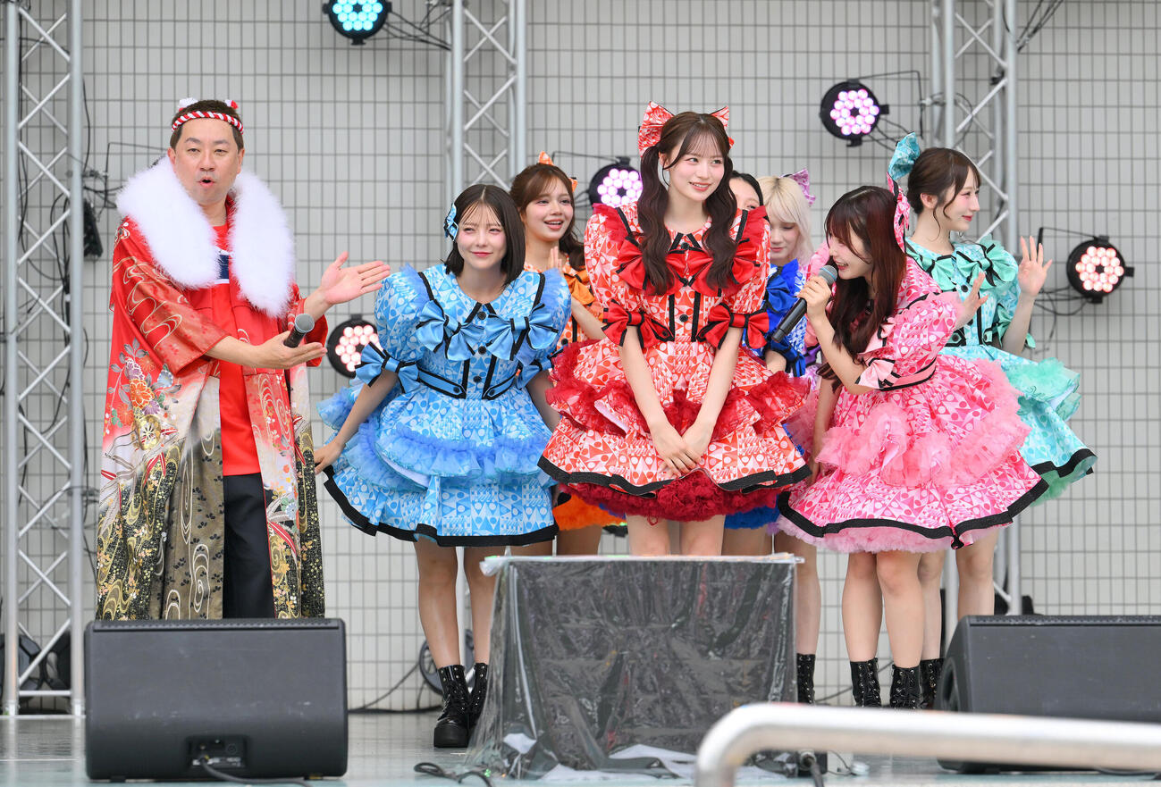 GMO渋谷エンタメ祭2026オープニングセレモニーに臨むレイザーラモンRG（左）とCANDY TUNE（撮影・滝沢徹郎）