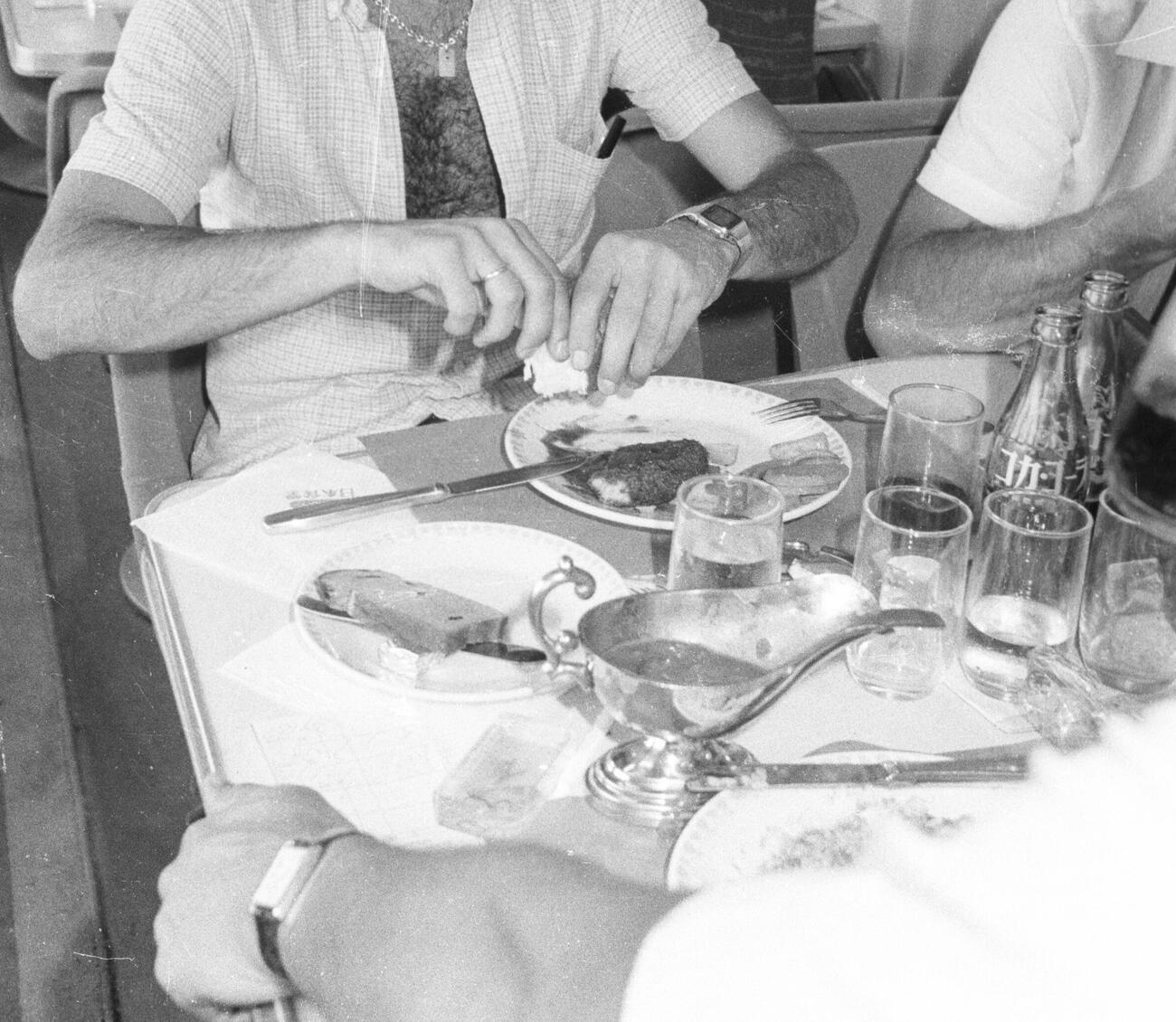 1979年8月、新幹線食堂車の様子