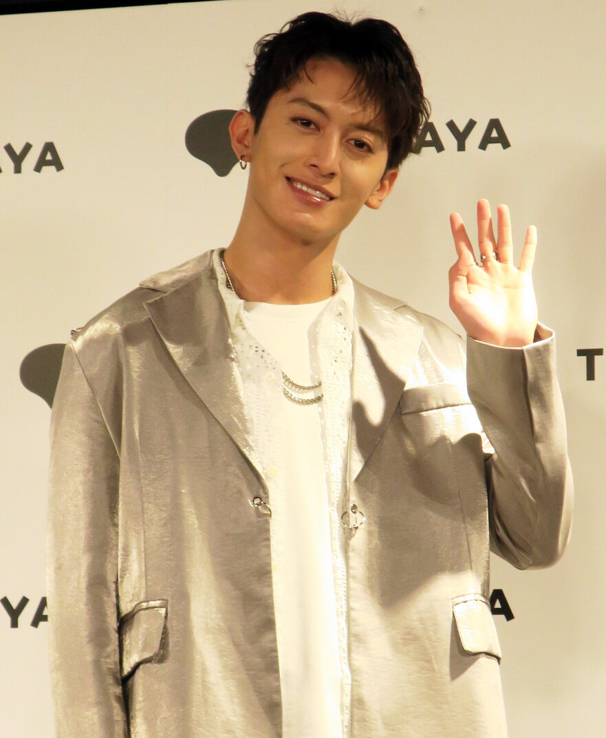 1st写真集「Ambivalent」発売記念会見を行った菊池修司