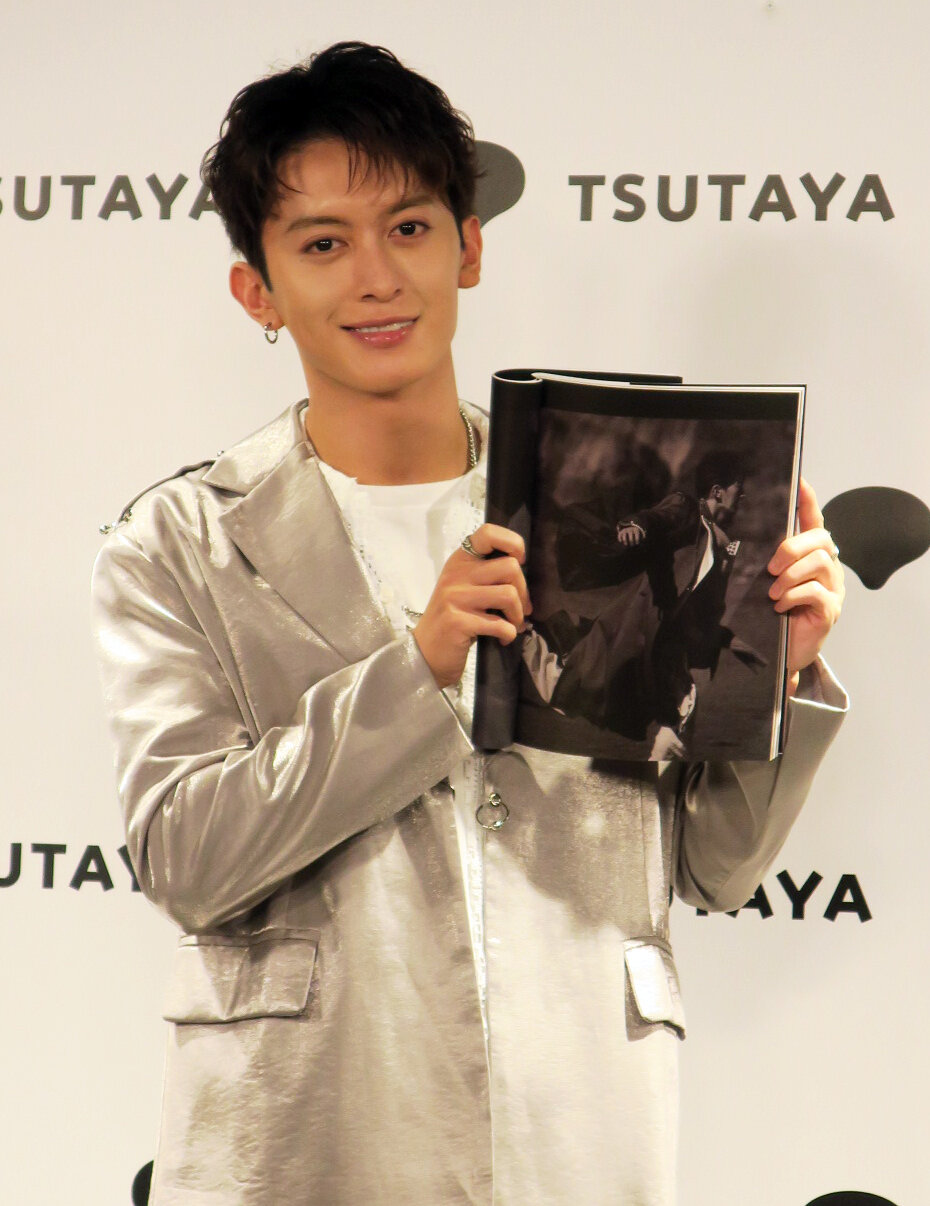 1st写真集「Ambivalent」発売記念会見を行った菊池修司