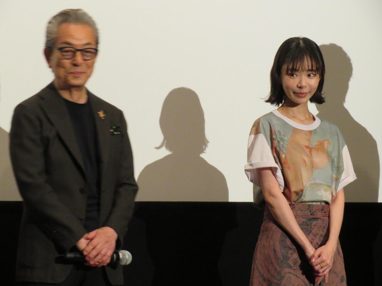 映画「Piccola felicità～小さな幸せ～」初日舞台あいさつに登壇した水谷豊監督と趣里（撮影・村上幸将）
