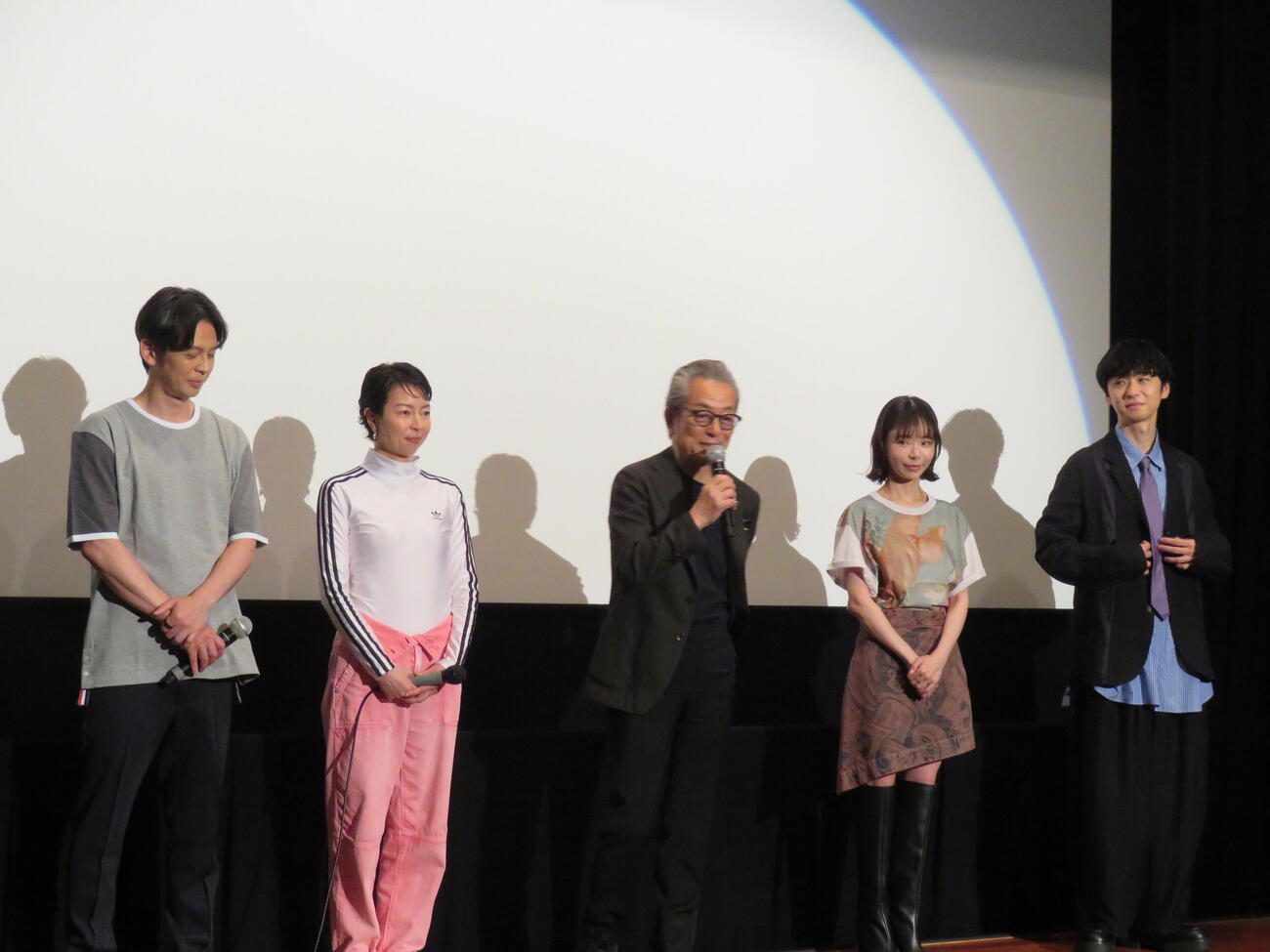 映画「Piccola felicità～小さな幸せ～」初日舞台あいさつに登壇した、左から河相我聞、菜葉菜、水谷豊監督、趣里、橋本淳（撮影・村上幸将）
