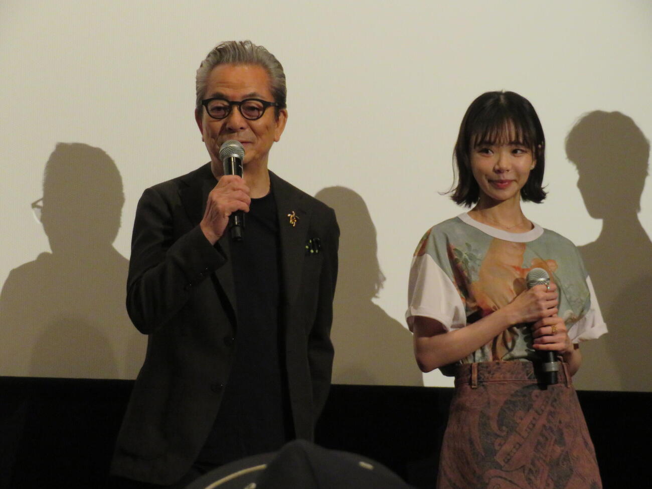 映画「Piccola felicità～小さな幸せ～」初日舞台あいさつに登壇した水谷豊監督と趣里（撮影・村上幸将）
