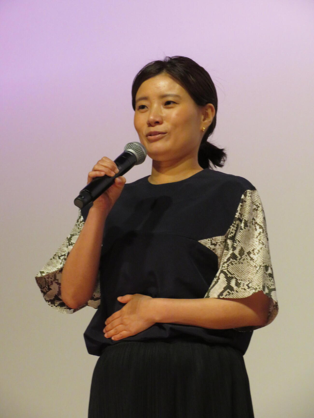 映画「トロフィー」公開記念舞台あいさつに登壇した孫明雅監督（撮影・村上幸将）
