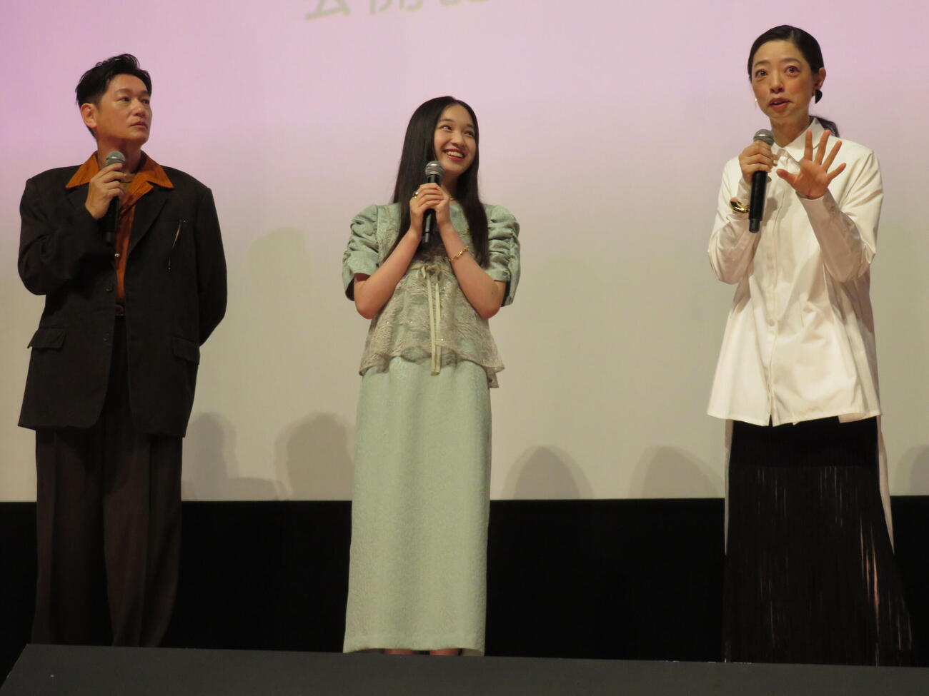 映画「トロフィー」公開記念舞台あいさつに登壇した、左から井浦新、恒那、市川実和子（撮影・村上幸将）
