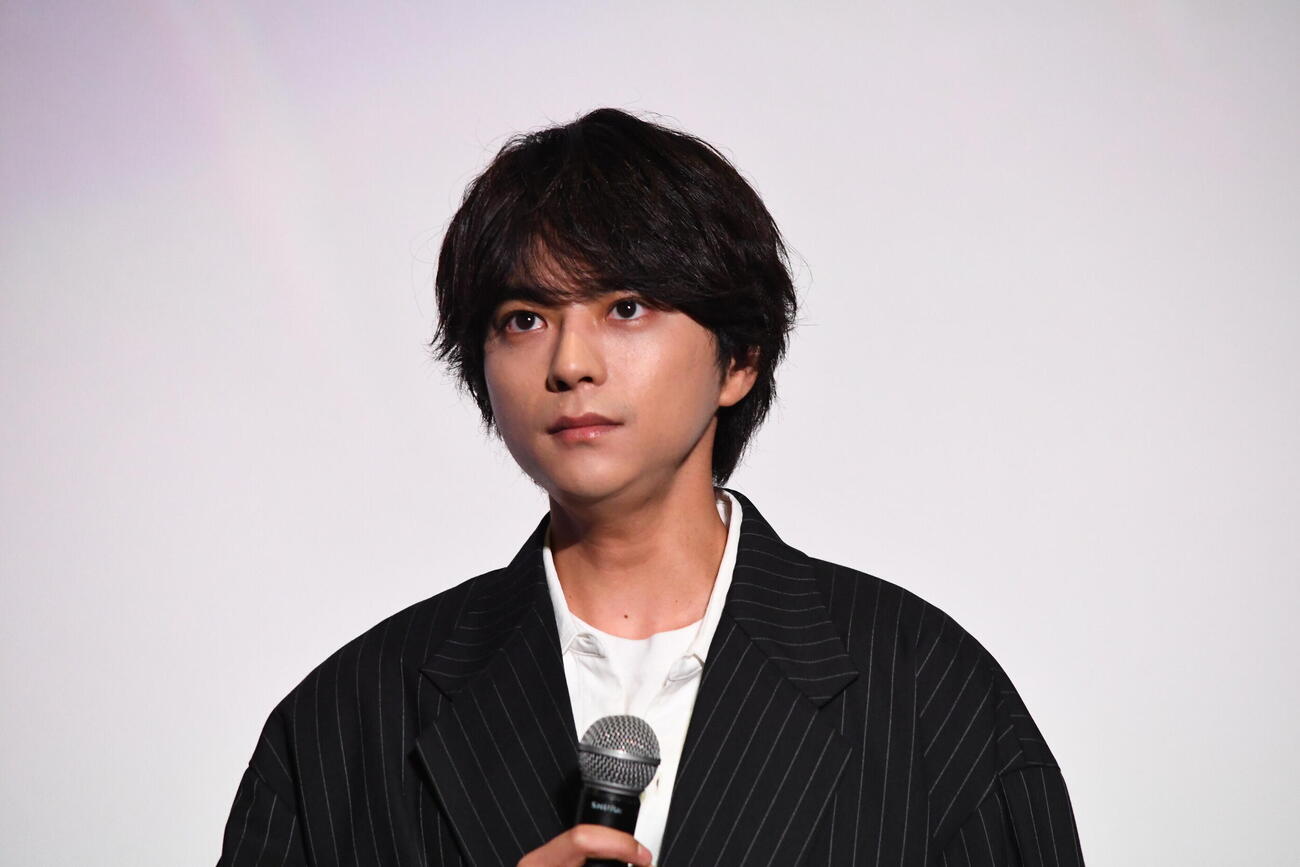 アニメーション映画「君と花火と約束と」の舞台あいさつに登壇したtimelesz佐藤勝利（撮影・阪口孝志）