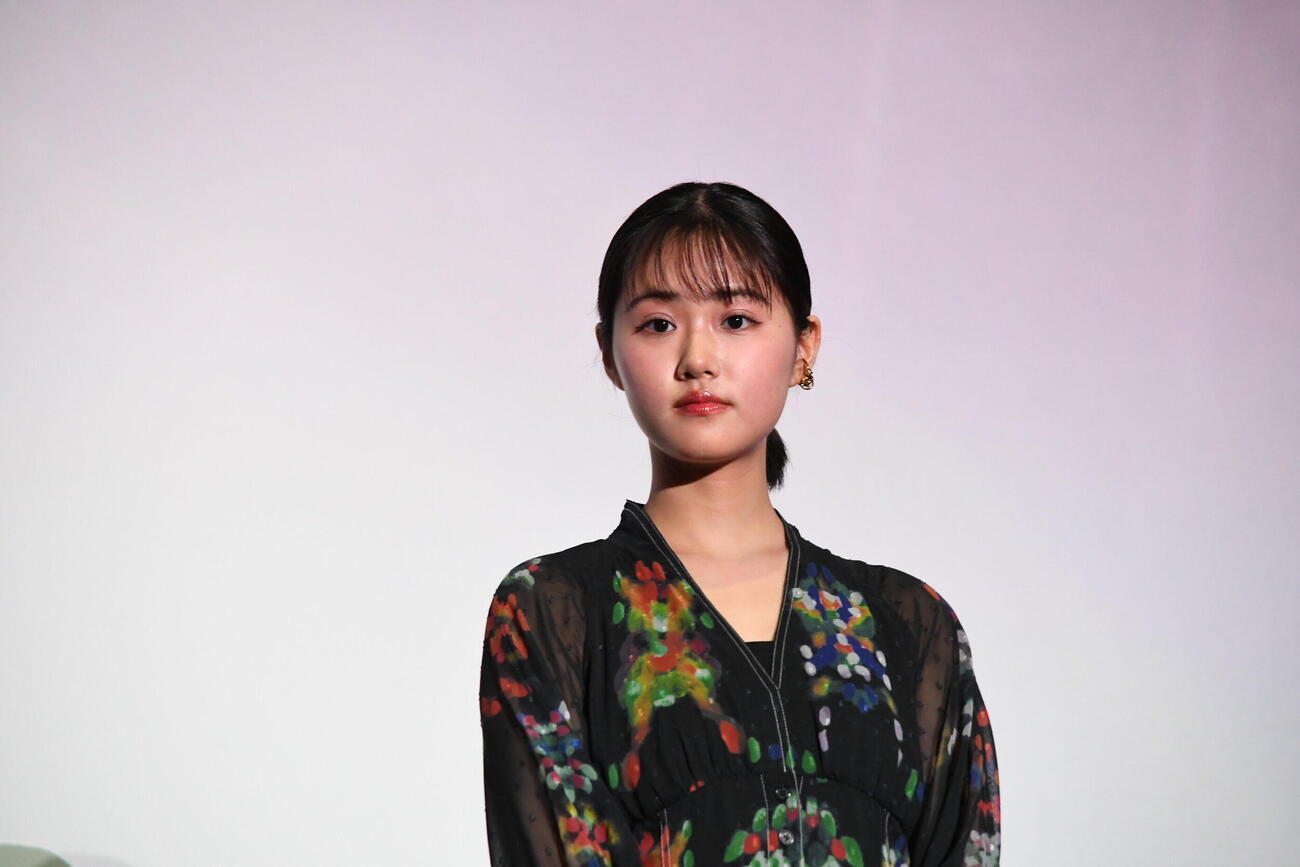 アニメーション映画「君と花火と約束と」の舞台あいさつに登壇した原菜乃華（撮影・阪口孝志）