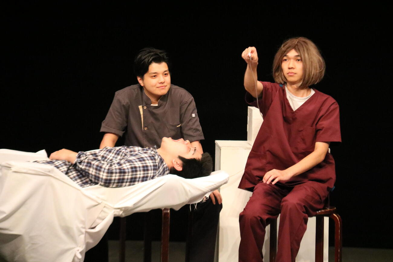 東京で初の単独ライブを行った生姜猫の左から川﨑（右）、ケージュ（後方）、カンサイ
