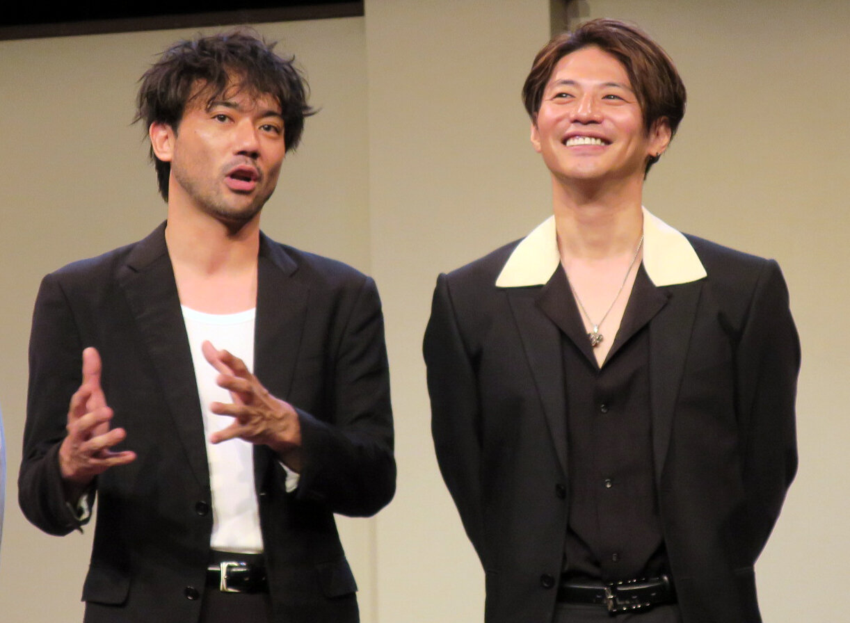 舞台「丸裸刑事PURPLE EDITION」取材会で。左から、小澤雄太、青柳尊哉
