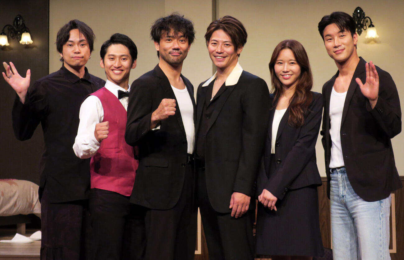 舞台「丸裸刑事PURPLE EDITION」取材会で。左から、演出石橋寛仁氏、大川泰雅、小澤雄太、青柳尊哉、水原ゆき、イ・シガン