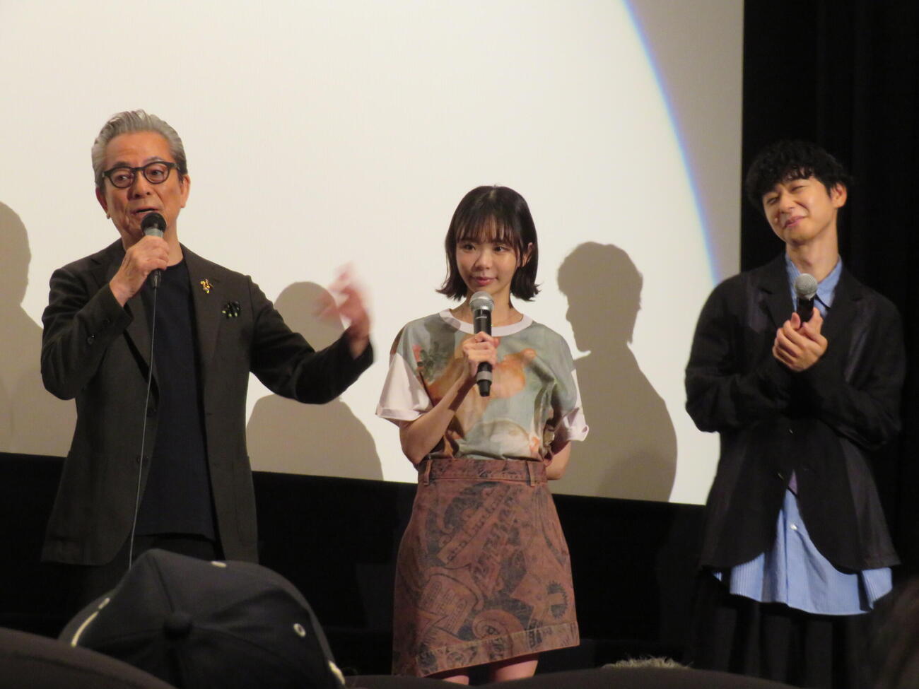 映画「Piccola felicità（ピッコラ・フェリチタ）～小さな幸せ～」初日舞台あいさつに登壇した、左から水谷豊監督、趣里、橋本淳（撮影・村上幸将）
