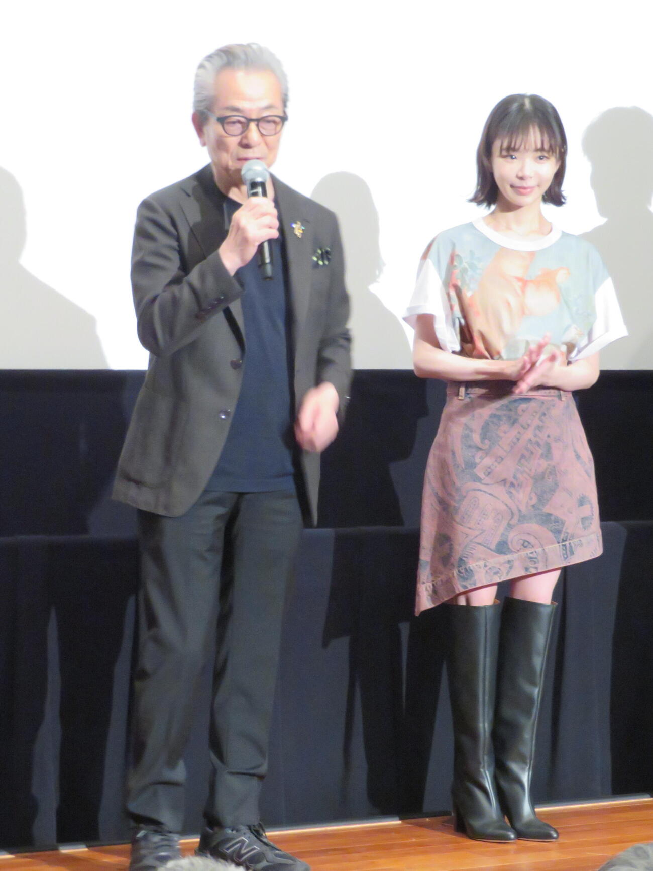 映画「Piccola felicità（ピッコラ・フェリチタ）～小さな幸せ～」初日舞台あいさつに登壇した水谷豊監督と趣里（撮影・村上幸将）
