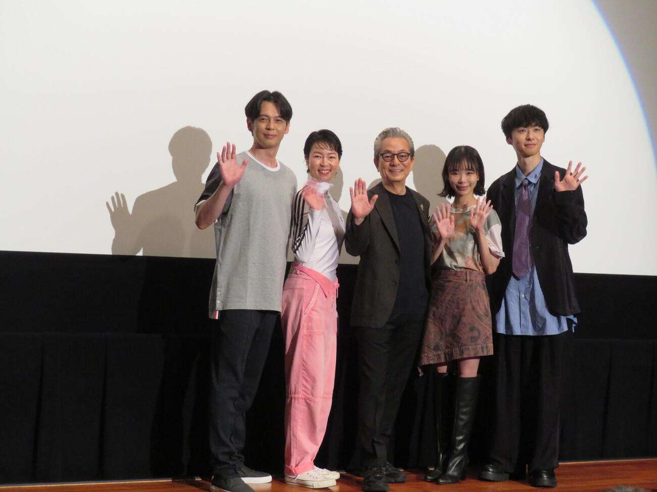 映画「Piccola felicità（ピッコラ・フェリチタ）～小さな幸せ～」初日舞台あいさつに登壇した、左から河相我聞、菜葉菜、水谷豊監督、趣里、橋本淳（撮影・村上幸将）