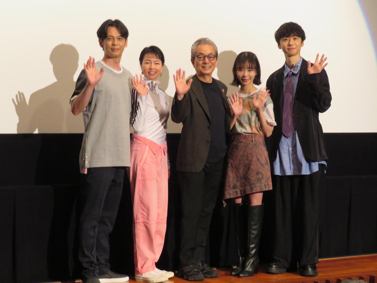 映画「Piccola felicità（ピッコラ・フェリチタ）～小さな幸せ～」初日舞台あいさつに登壇した、左から河相我聞、菜葉菜、水谷豊監督、趣里、橋本淳（撮影・村上幸将）