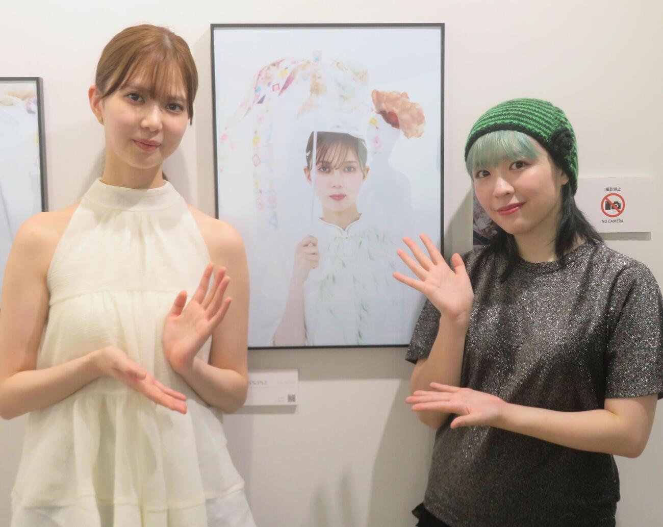 松平璃子写真展「DOMAIN」取材会に出席した松平璃子（左）とクリエーティブディレクターを務めた渡辺みり愛（撮影・川田和博）