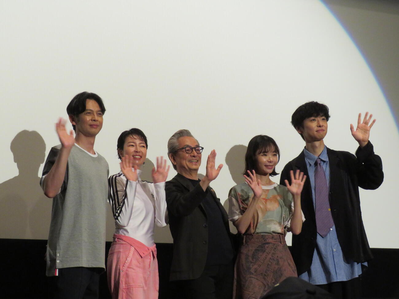 映画「Piccola felicità（ピッコラ・フェリチタ）～小さな幸せ～」初日舞台あいさつに登壇した、左から河相我聞、菜葉菜、水谷豊監督、趣里、橋本淳（撮影・村上幸将）