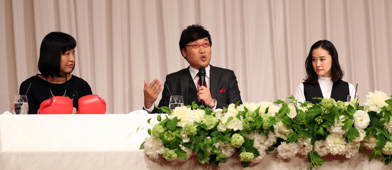 結婚会見を開いた南海キャンディーズの山里亮太（中央）と蒼井優（右）。左は山崎静代（撮影・大野祥一）