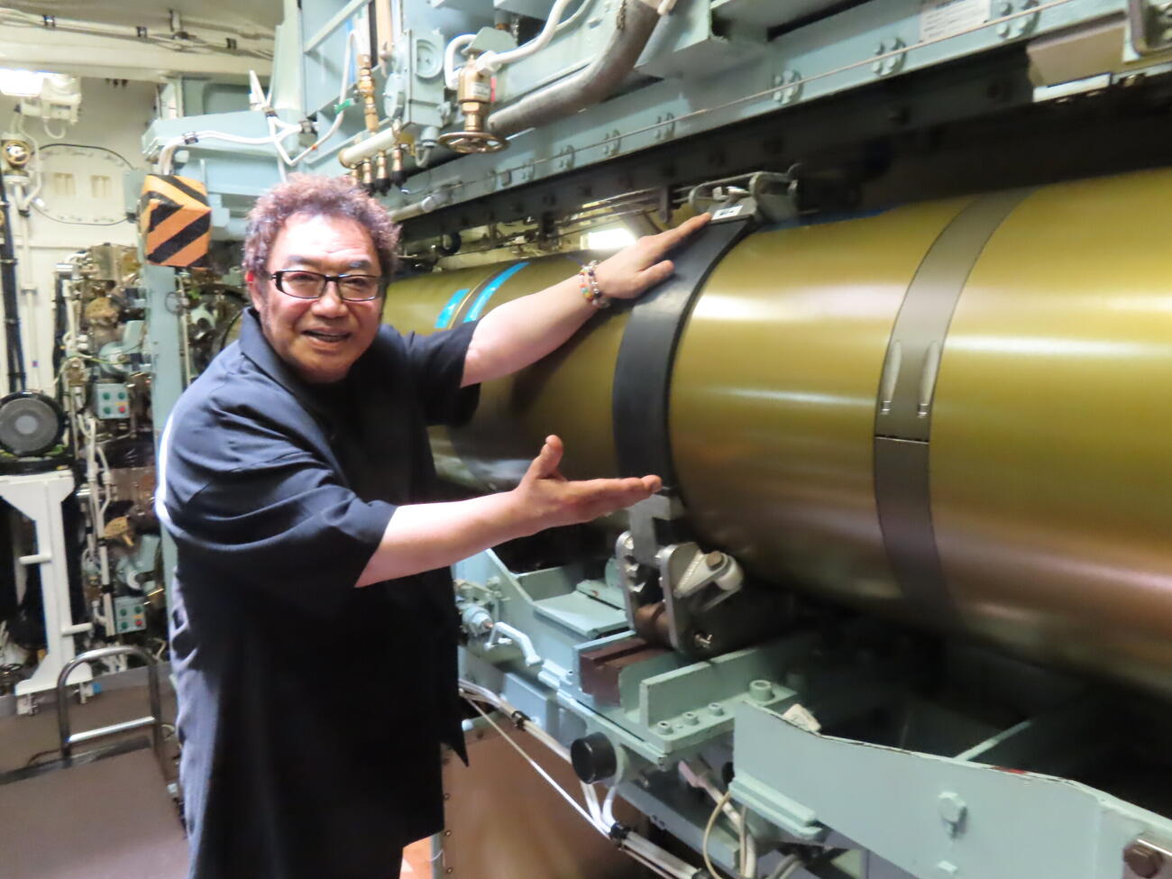 潜水艦「そうりゅう」の中を見学するコロッケ