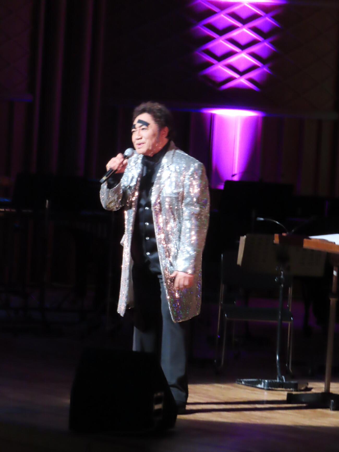 海上自衛隊呉音楽隊「ふれあいコンサート2026」で子供たちにお菓子をプレゼントしたコロッケ（中央）