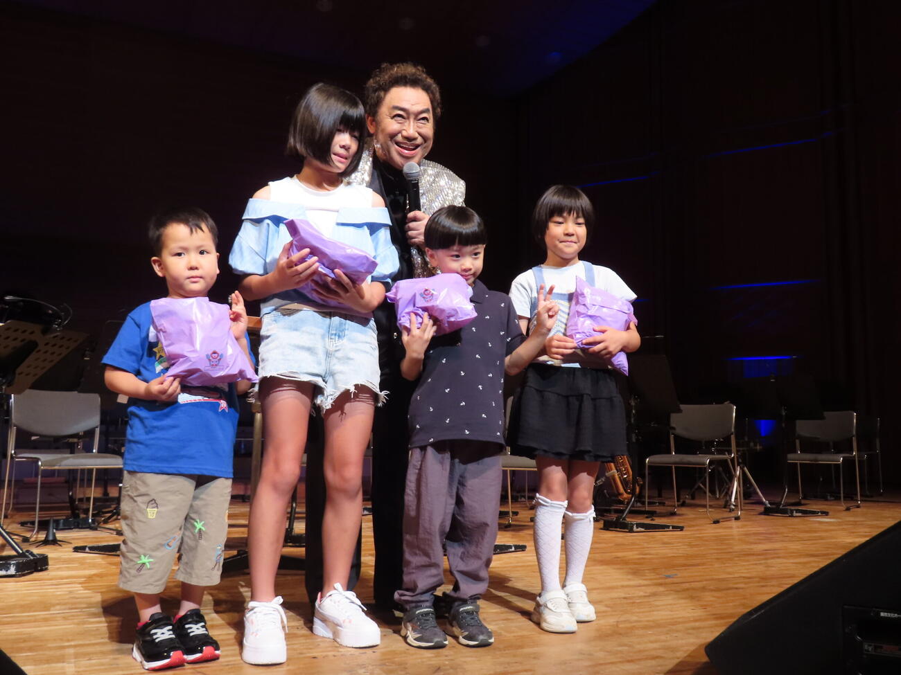 海上自衛隊呉音楽隊「ふれあいコンサート2026」で子供たちにお菓子をプレゼントしたコロッケ（中央）
