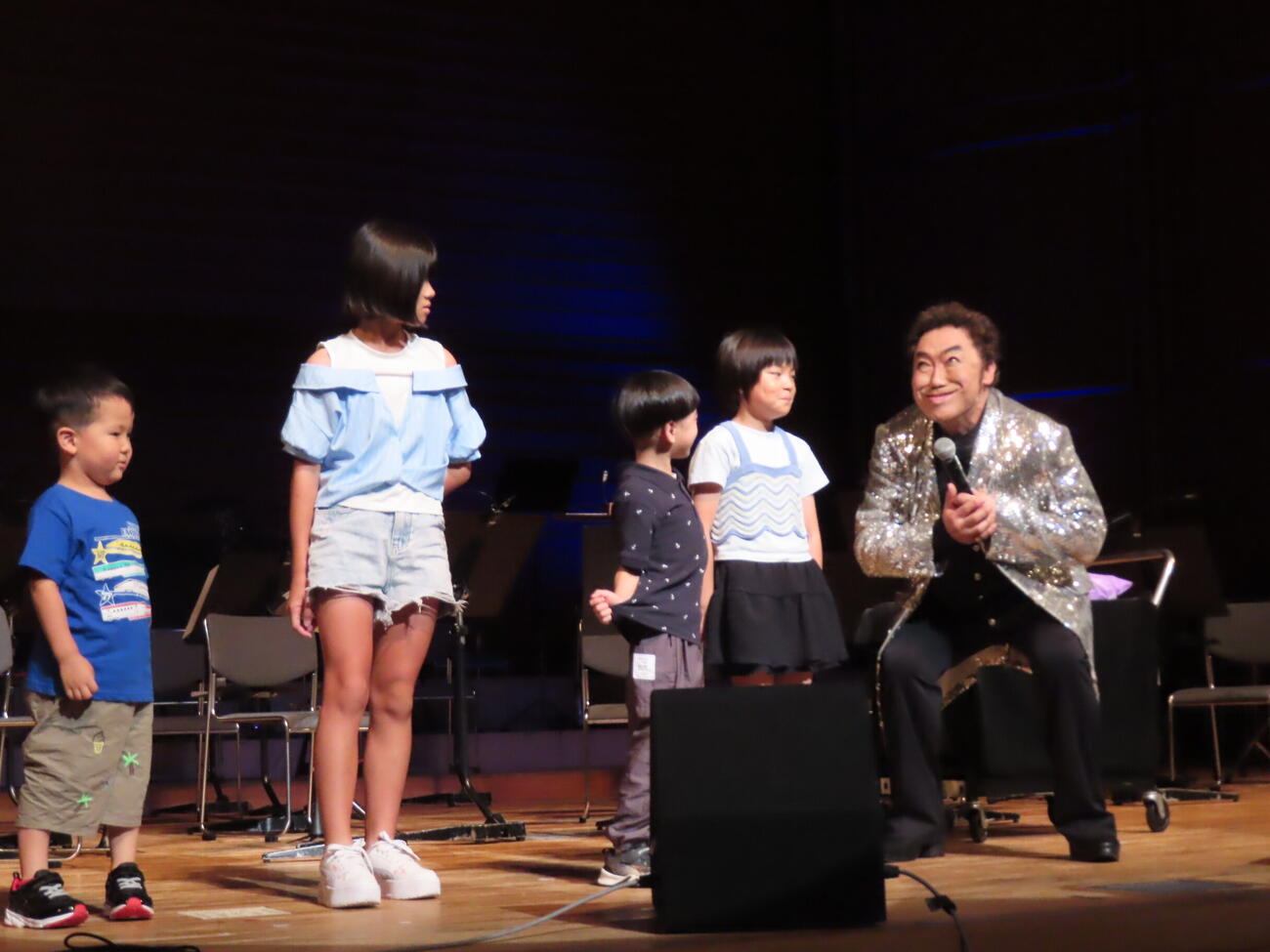 海上自衛隊呉音楽隊「ふれあいコンサート2026」で子供たちにお菓子をプレゼントしたコロッケ（中央）