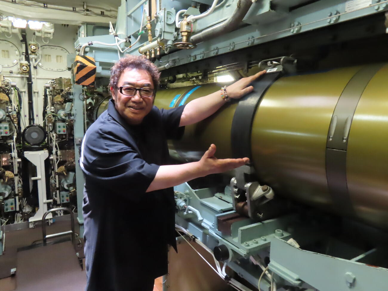 潜水艦「そうりゅう」の中を見学するコロッケ