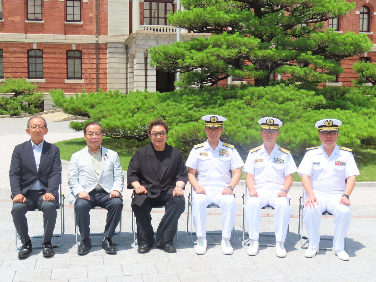 海上自衛隊呉地方総監部で記念撮影するコロッケ（左から3人目）