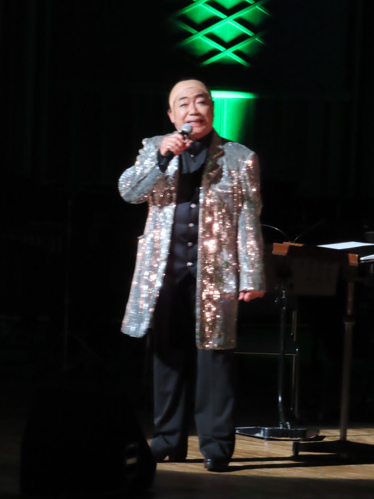 海上自衛隊呉音楽隊「ふれあいコンサート2026」でものまねを披露するコロッケ