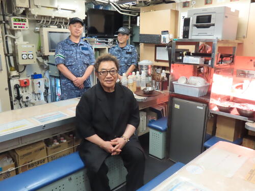 コロッケ、海上自衛隊呉音楽隊公演にサプライズ登場　五木ロボット、美川憲一ら“22・5変化”