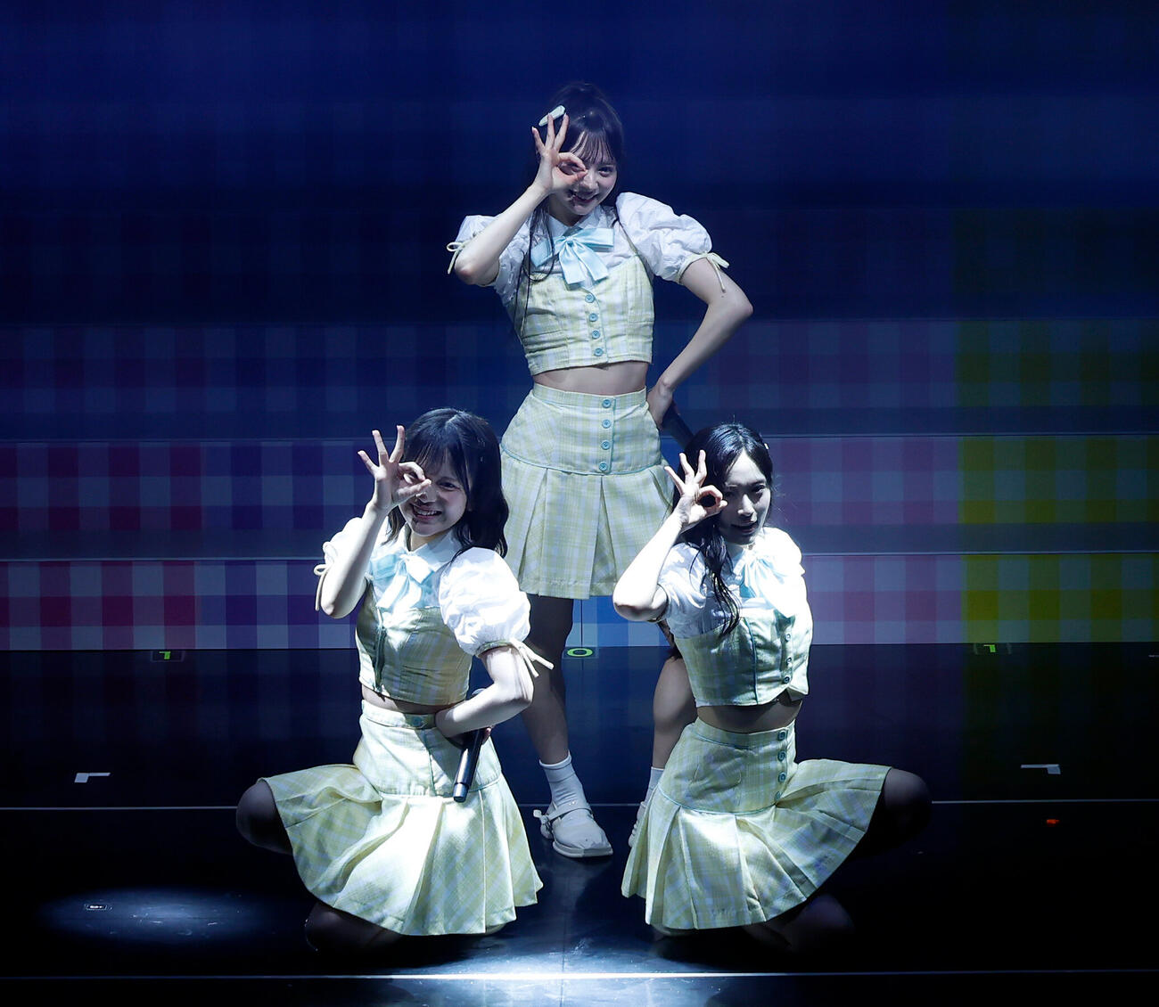 パフォーマンスを行うAKB48の19期生、左から川村結衣。伊藤百花、奥本カイリ（撮影・山本朝陽）