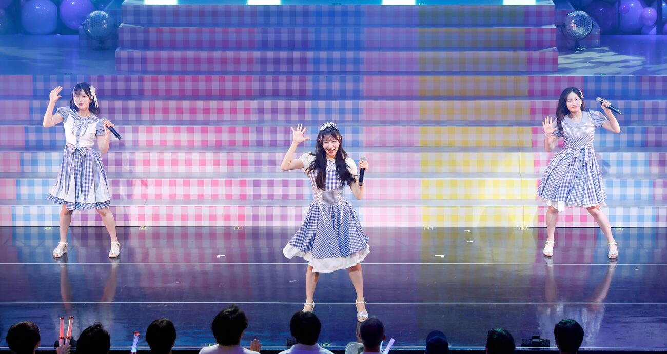 パフォーマンスを行うAKB48の19期生、左から川村結衣、伊藤百花、奥本カイリ（撮影・山本朝陽）