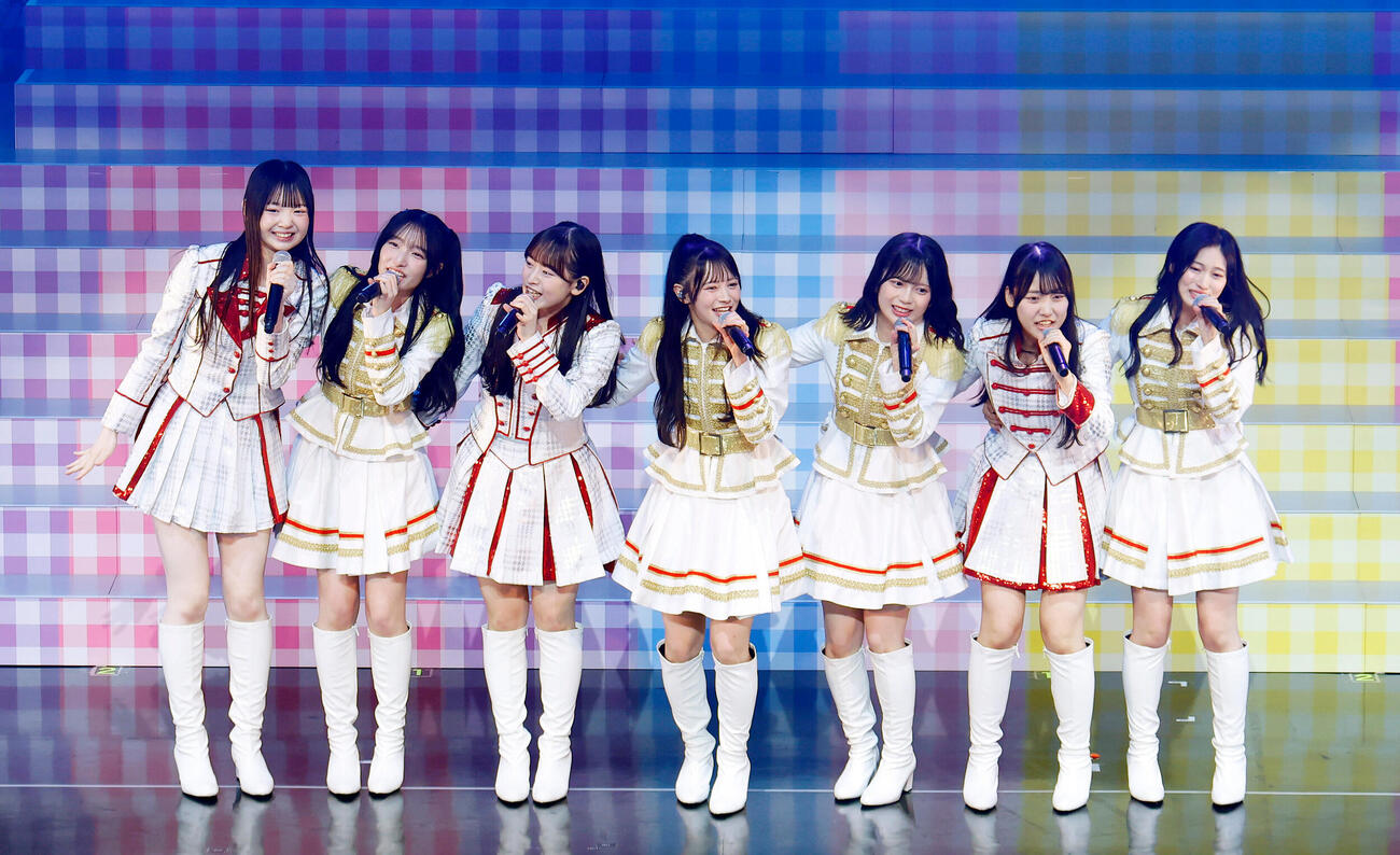パフォーマンスを行うAKB48の19期生と20期研究生、左から大賀彩姫、卒業生の白鳥沙怜、近藤沙樹、伊藤百花、川村結衣、丸山ひなた、奥本カイリ（撮影・山本朝陽）
