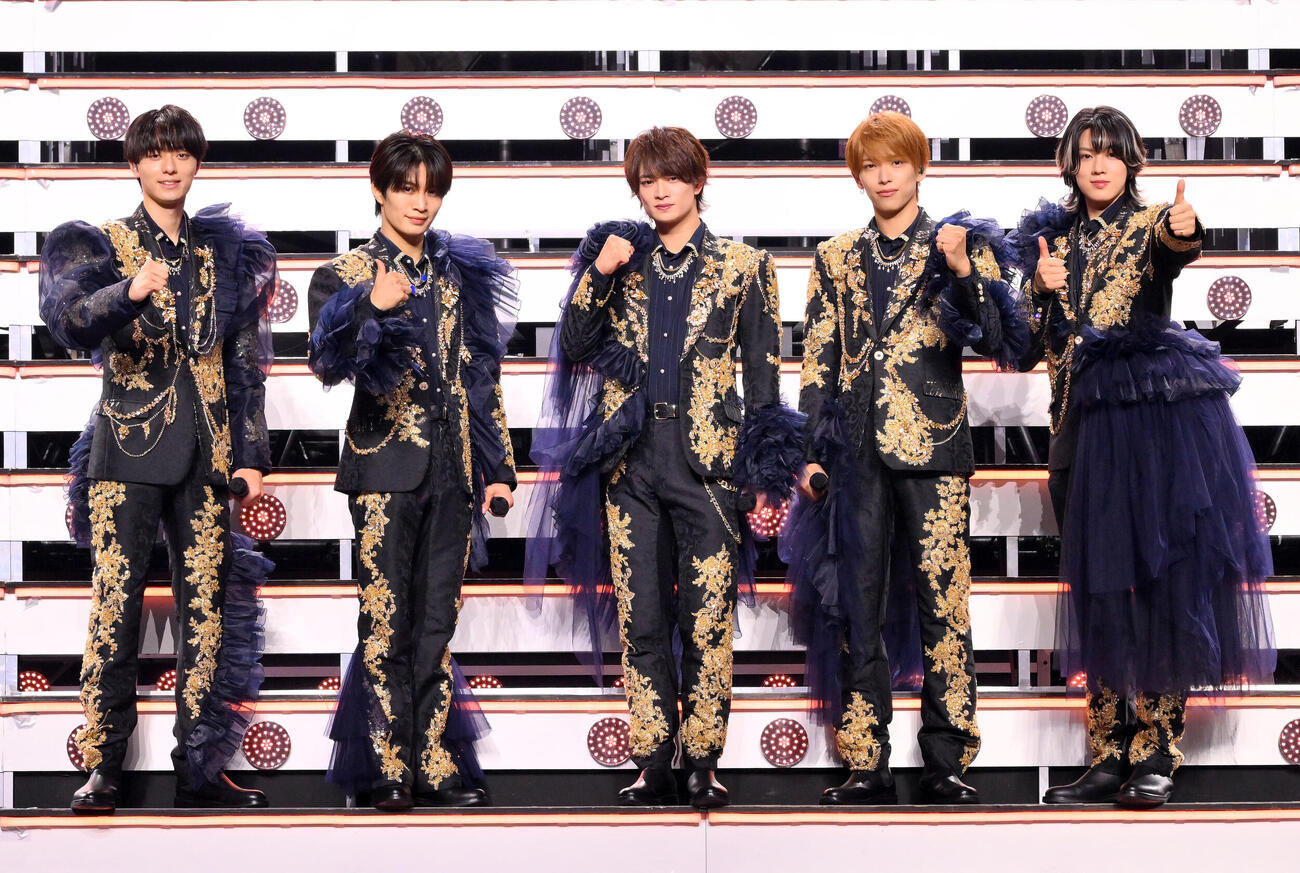 コンサート前に記念撮影するACEes。左から作間龍斗、那須雄登、浮所飛貴、深田竜生、佐藤龍我（撮影・滝沢徹郎）