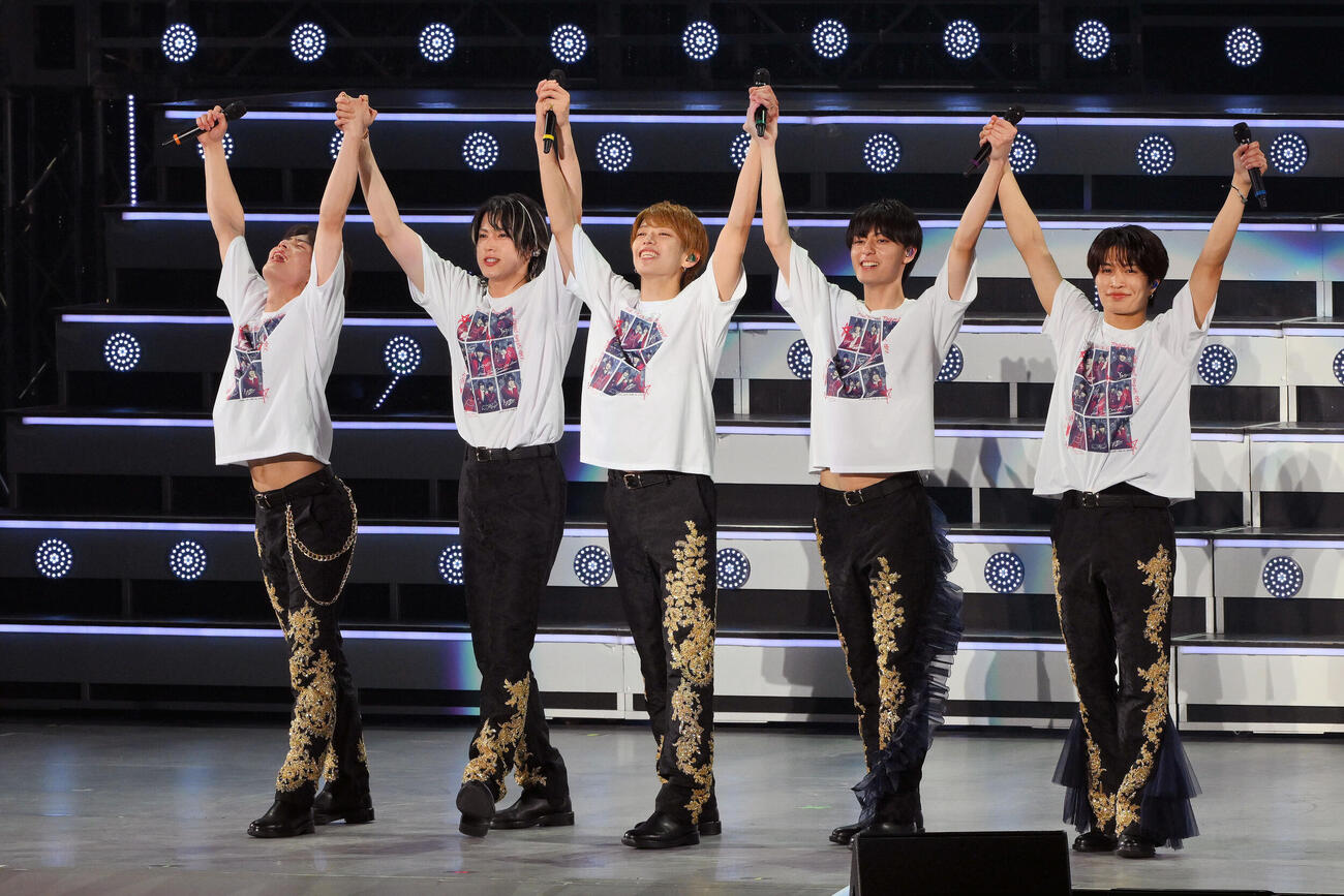 アンコールを終えファンにあいさつするACEes。左から浮所飛貴、佐藤龍我、深田竜生、作間龍斗、那須雄登（撮影・滝沢徹郎）