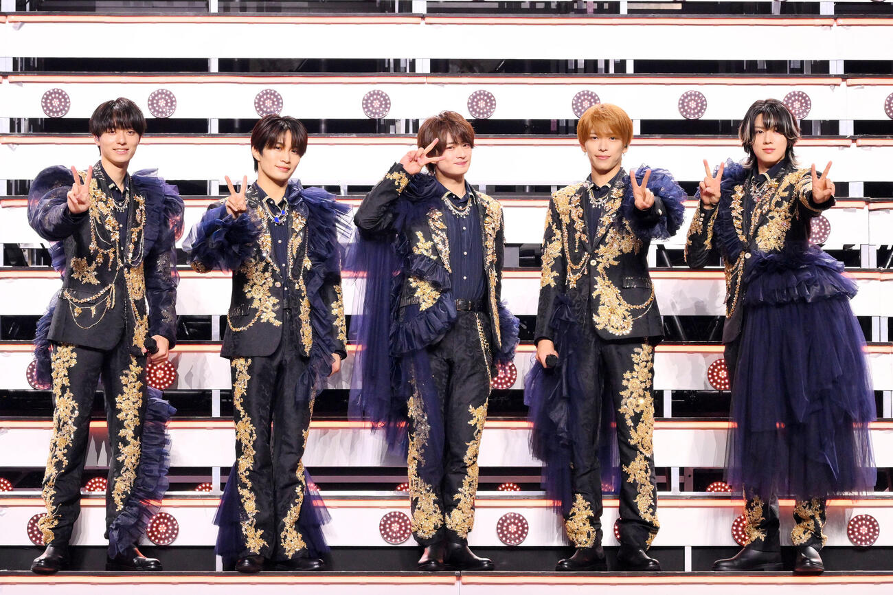 コンサート前に記念撮影するACEes。左から作間龍斗、那須雄登、浮所飛貴、深田竜生、佐藤龍我（撮影・滝沢徹郎）